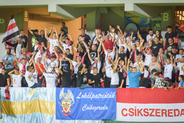 Miercurea Ciuc, incidente la primul meci din Liga 1. Mai mulți fani dinamoviști nu au putut intra pe stadion, iar nocturna a căzut 30 de minute