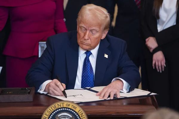 Donald Trump invocă o lege de pe timp de război, pentru a putea crește exploatarea de minerale critice. Lupta cu China a început