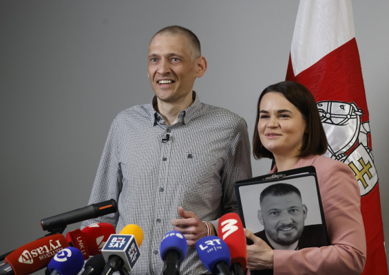 Scene de film la eliberarea liderului opoziției belaruse și a altor 13 deținuți politici. „Au fost aduși ca prizonieri, nu știau unde merg”