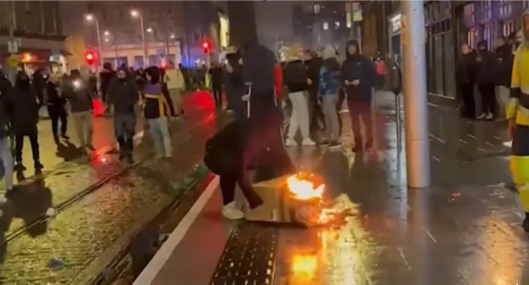 Poliţia din Irlanda de Nord se pregăteşte pentru noi violenţe miercuri seară, după agresiunea sexuală de care sunt acuzaţi doi adolescenţi români