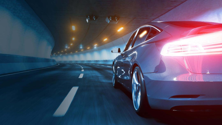 Tesla lansează primele taxiuri fără șofer: un pas decisiv spre viitorul mobilității autonome