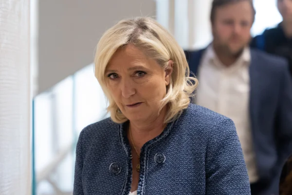 Doi europarlamentari români ANALIZEAZĂ cazul lui Le Pen: „În fonduri europene este nevoie de transparență” / „S-a folosit metoda patentată în România”
