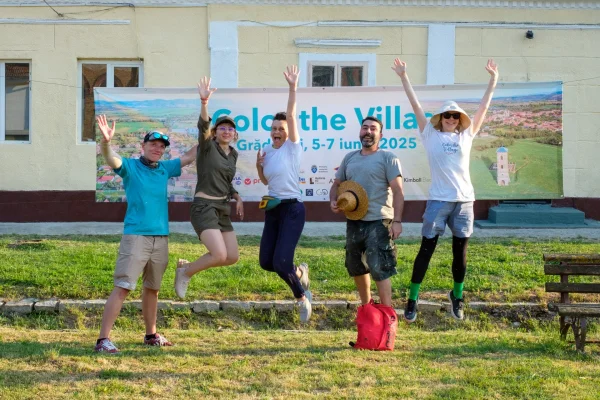 FOTO Satul colorat cu suflet: 30 de case zugrăvite în trei zile la Grădinari. Pentru prima dată, voluntarii au renovat și o primărie