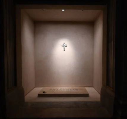 Mii de pelerini vizitează mormântul Papei Francisc la bazilica Santa Maria Maggiore din Roma