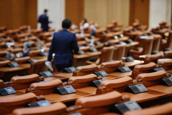 Topul deputaților chiulangii. Un fost premier are cele mai multe absențe nemotivate / Clasamentul este dominat de parlamentari AUR