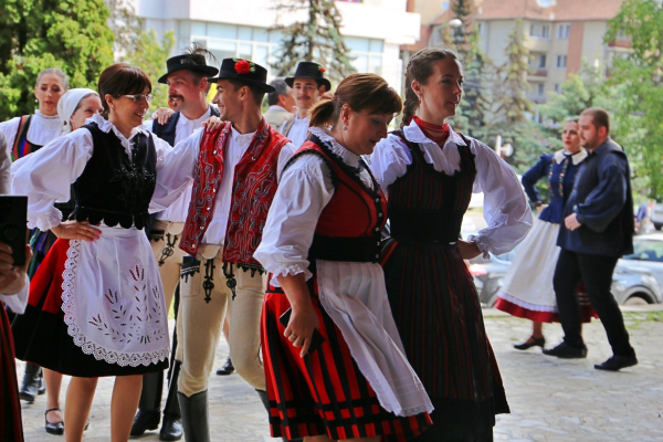 Dansatori din nouă ţări, prezenţi la ediţia a IX-a a festivalului de folclor „Hora din străbuni” de la Vaslui