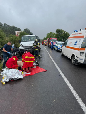 Accident cumplit între o mașină și o dubă