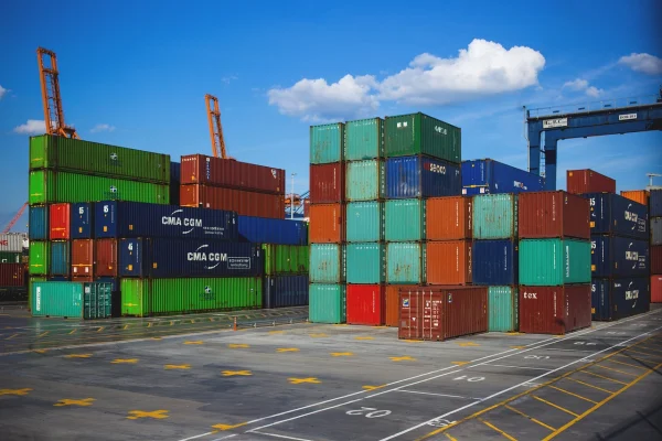 AKTUAL24 | Produsele chinezești vizate de noile tarife americane au ajuns în SUA. Primele containere, deja descărcate în California