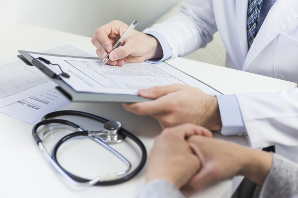 Se taie banii de concedii medicale. S-a dat lege, angajaţii care se îmbolnăvesc rămân fără salariu!