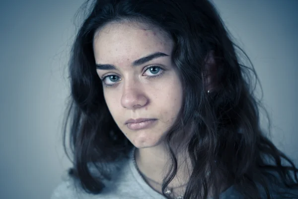 Când un bărbat de 40 de ani seduce o fată de 14, nu e iubire. „La început îi spune că e specială. Apoi o izolează. Apoi o distruge”