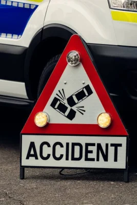UPDATE - Accident pe DN1, în apropierea localităţii Ciolpani. O maşină a luat foc după ce a lovit o bornă kilometrică/ Şoferul, găsit carbonizat