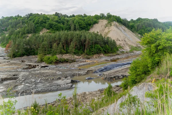 Impact ecologic pe termen lung la Praid. Experții spun că devierea cursului râului Corund ar putea dura chiar ani de zile