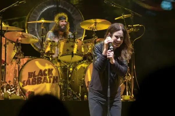 Fanii îl plâng pe Ozzy Osbourne lângă steaua lui de la Hollywood
