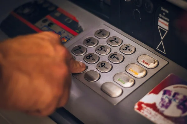 TAXĂ pentru cei care au cont la bancă. Decizie pentru cei care retrag numerar de la ATM sau ghișee. Unde se aplică deja
