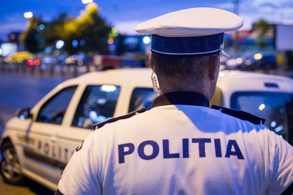 Audieri şi percheziţii în cazul unor societăţi cu standuri închriate într-un complex comercial din sectorul 2 al Capitalei, care ar fi expus la vânzare îmbrăcăminte, încălţăminte, accesorii şi parfumuri contrafăcute