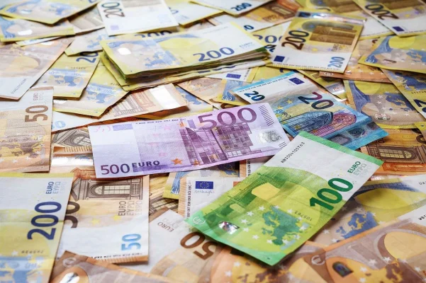 Eurogrupul deschide calea pentru aderarea Bulgariei la zona euro / Moneda unică va fi introdusă în țara vecină în 2027