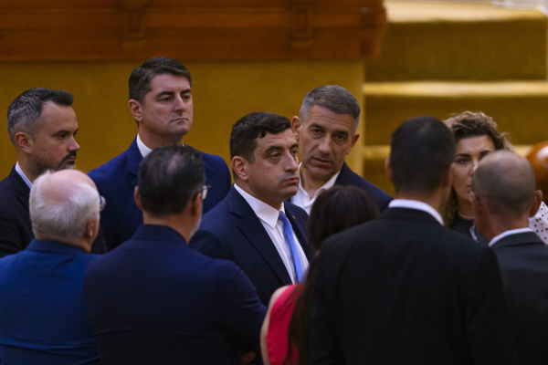 Moțiune AUR împotriva Guvernului: Piromanii care au dat foc țării vin să ceară bani pentru extinctor