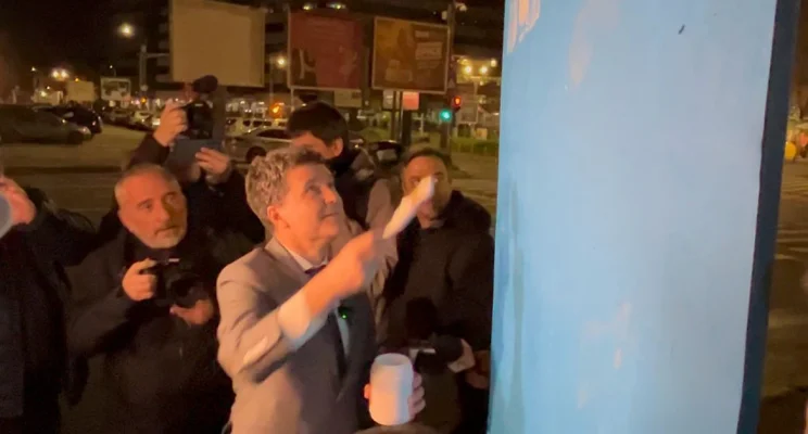 Nicușor Dan, primul candidat la lipit afișe, în miez de noapte. Declarații cu poza lui Simion în spate: „Eu MENȚIN ce am afirmat”
