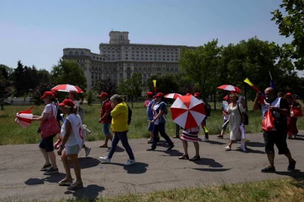 Angajații Parlamentului cer demontarea echipamentelor de pe clădirea legislativului, după tăierea sporului: „Ori plafonați radiațiile, ori dați jos antenele!”