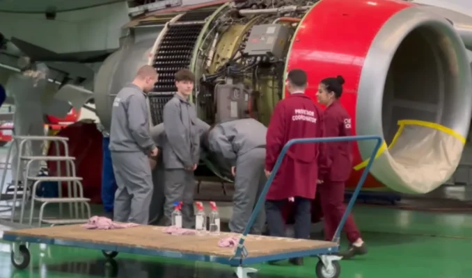 Școală în hangarul cu avioane. Elevii colegiului „Mihail Sturza” din Iași fac practică la mentenanța avioanelor