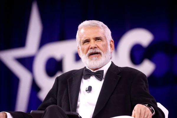 Un apropiat al lui George Simion numit în Vaccine Advisory Panel al CDC de către Robert F. Kennedy Jr., șeful DNS