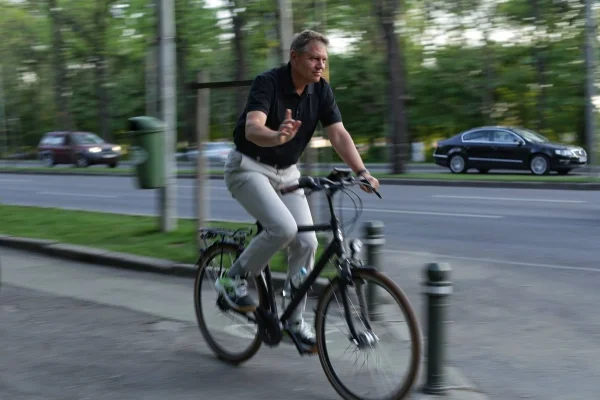 Klaus Iohannis își schimbă stilul de viață. Se apucă de sportul care face furori în America