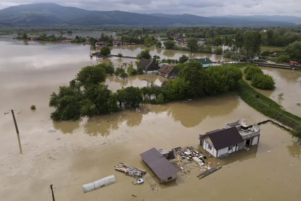 Pagubele uriașe, provocate în urma inundațiilor. Peste 500 de oameni au fost evacuați din calea apelor