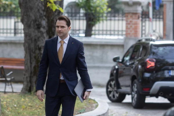 Sebastian Burduja, despre ridicarea plafonării preţului la energie: Această panică indusă nu face bine nimănui şi alimentează posibile speculaţii pe piaţa energiei, care ar duce la preţuri mai mari şi tot mai mari. Recomand prudenţă!