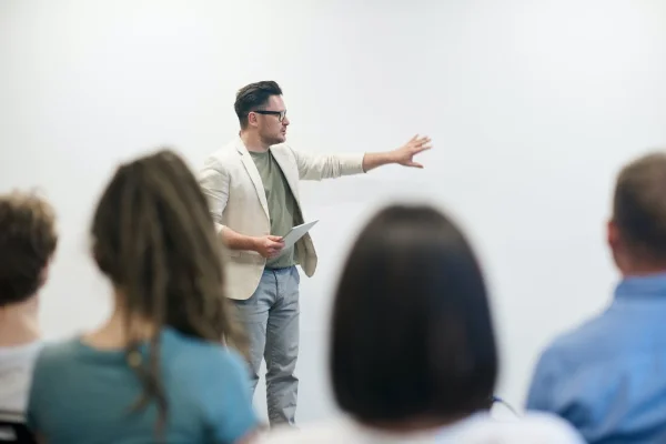 Profesor de matematică, arestat preventiv sub acuzaţia de agresiune sexuală/  Ar fi abuzat două eleve de 14 şi 15 ani pe care le medita
