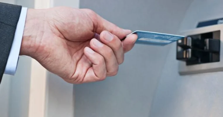 Retailerii europeni cer Comisiei Europene să intervină împotriva comisioanelor Visa şi Mastercard