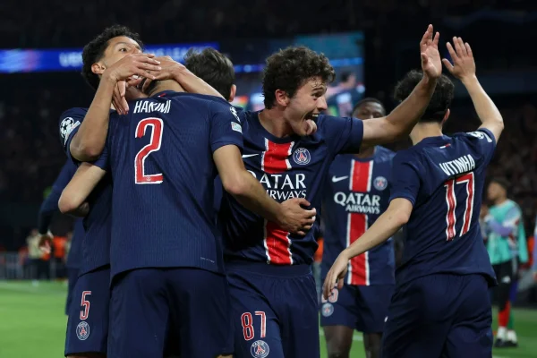 Parisul şi-a sărbătorit campionii de la PSG pe Champs Elysees