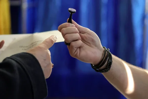 Video
Alegeri prezidențiale 2025. LIVE TEXT Vot masiv în diaspora: 973.000 de români au ieșit la urne până la închiderea secțiilor