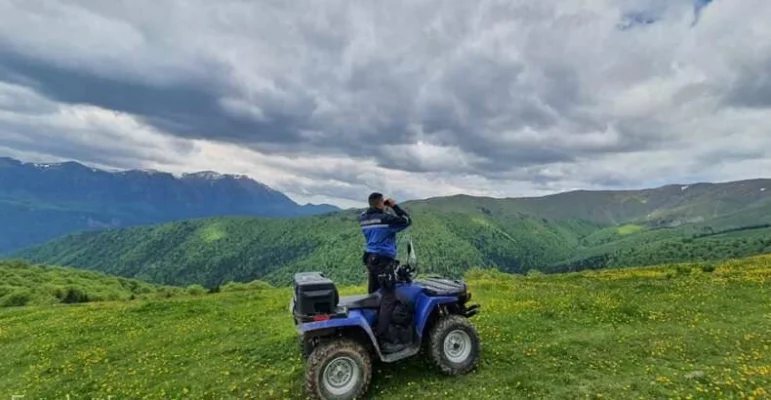 Cetăţeni străini amendaţi de jandarmii din Caraș Severin pentru că au intrat cu autovehicule în Situl Natura 2000