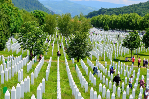 11 iulie 1995 – 30 de ani de la masacrul de la Srebrenica. 8000 de musulmani au fost exterminaţi