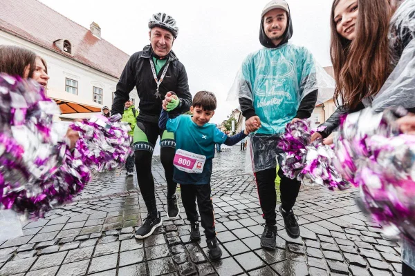 VIDEO Un copil de 6 ani cu paralizie cerebrală a alergat într-o cursă a copiilor la Maratonul Sibiu / Matias a vrut să strângă bani pentru ca mai mulți copii să primească terapie / ”Și-a dorit foarte mult să alerge singur, fără ajutor”