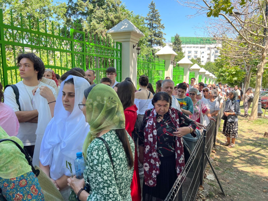 VIDEO Cozi uriașe pe dealul Patriarhiei, unde credincioșii așteaptă să se închine la moaștele Sfântului Ioan Gură de Aur, aduse de la mănăstirea Vatoped de la Muntele Athos / Cod galben de caniculă în Capitală