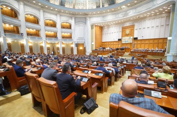 Amendamentul pentru eliminarea pensiilor speciale ale aleșilor locali, respins de Parlament