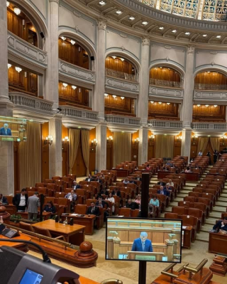 FOTO Opoziția, inclusiv liderul AUR George Simion, absentează în Parlament de la propria moțiune de cenzură, acuză Raluca Turcan, pe baza fotografiei din plen/ „Dovadă clară că nici ei nu cred în moțiunea pe care au semnat-o”