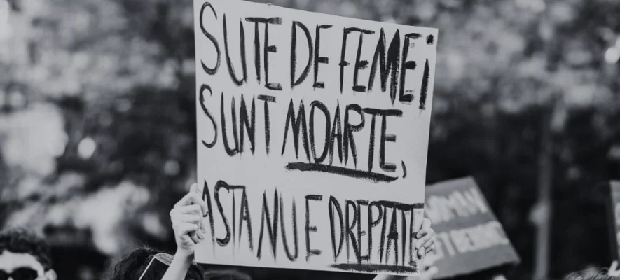 Protest organizat marți, în Piața Victoriei / Centrul Filia solicită Guvernului măsuri pentru protejarea femeilor, după cazul tinerei ucise în stradă: „Fiecare femeie ucisă este dovada unui sistem care a eșuat. Iar acest eșec este criminal”