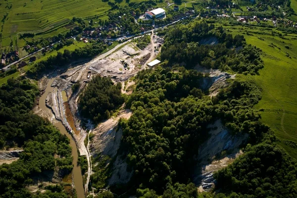 Apele pârâului Corund, de două ori mai sărate decât Marea Neagră / Poluarea ar putea ajunge până în Ungaria