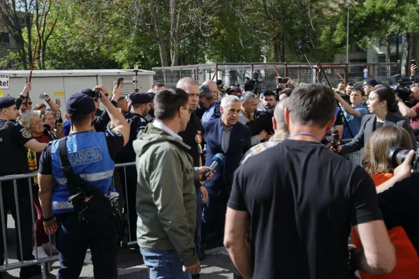 Călin Georgescu a fost la sediul IJP Ilfov, în scandările de susținere ale simpatizanților: „Sunteți voievodul nostru”