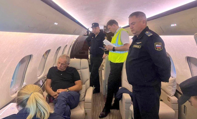 Om de afaceri rus, arestat dintr-un avion privat / Konstantin Strukov se pregătea să fugă în Turcia / Unul dintre cei mai bogați ruși și cândva apropiat al lui Putin, Strukov deține una din cele mai importante mine de aur din țară