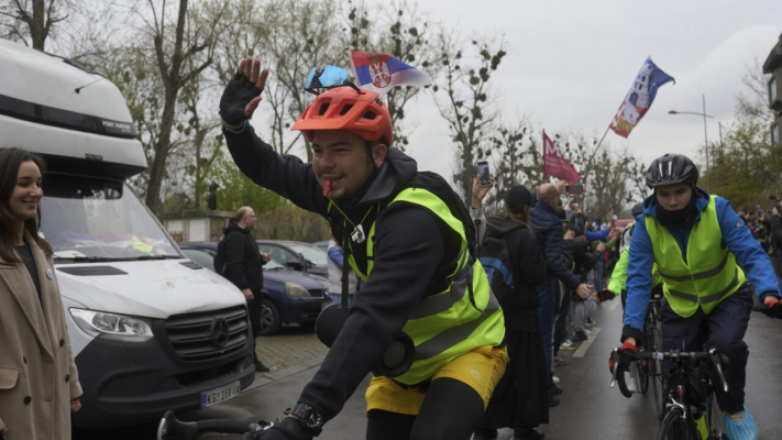 Studenții protestatari din Serbia au plecat către Strasbourg cu bicicleta