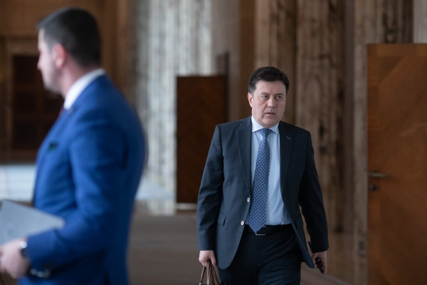 Ilie Bolojan a eliberat din funcție mai mulți consilieri de stat și onorifici rămași de la Marcel Ciolacu