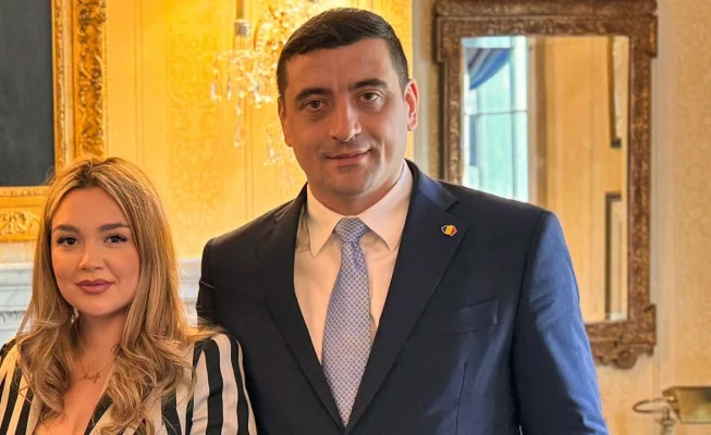 Ținuta purtată de Ilinca, soția candidatului George Simion, în ziua alegerilor prezidențiale 2025, turul 2. A atras atenția tuturor