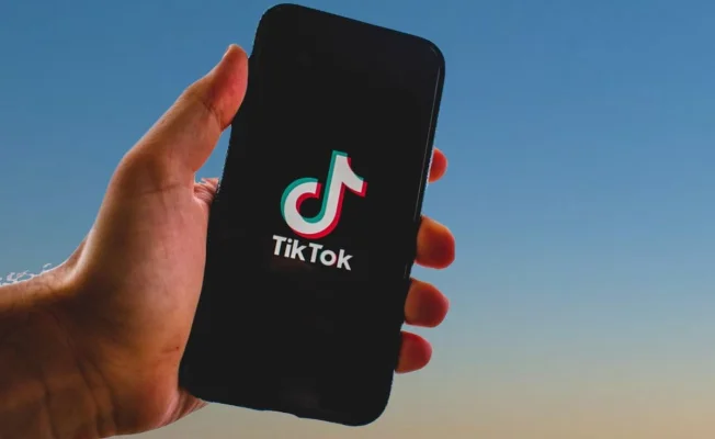 Studiu. Elevii se informează de pe TikTok, unde petrec peste cinci ore pe zi. Nu citesc ziare și nu se uită la TV | Săptămâna Online