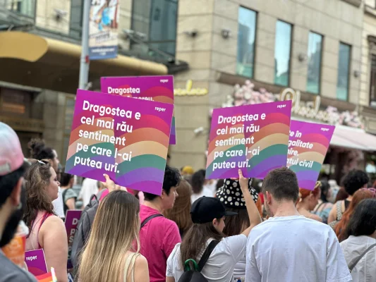 VIDEO Bucharest Pride 2025: Mii de oameni participă la marș / Au fost întâmpinați de mai mulți oameni cu icoane, pe Calea Victoriei