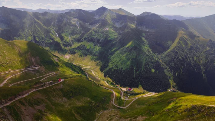 S-a redeschis circulaţia pe Transalpina şi Transfăgărăşan. TRAFICUL, permis doar pe timpul zilei