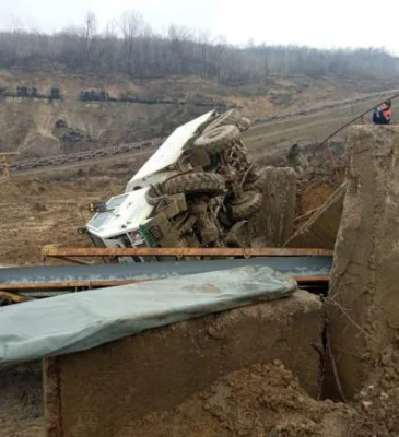 Cele trei victime sunt considerate vinovate pentru că nu au vrut să stea în ploaie, în ancheta celui mai grav accident de muncă din România