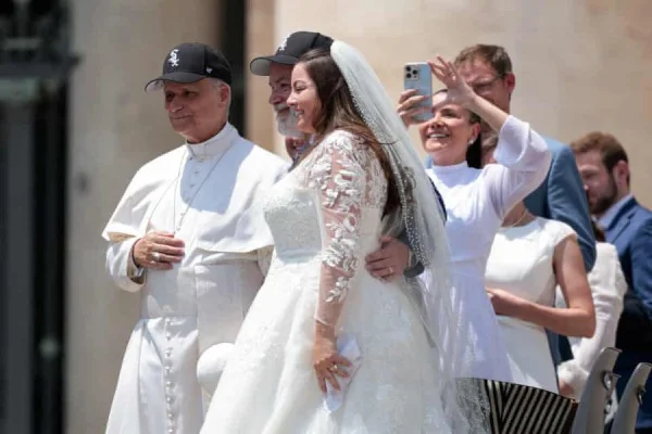 Apariție inedită a Papei Leon, care încalcă codul vestimentar papal: poartă o șapcă de baseball cu echipa sa favorită, White Sox